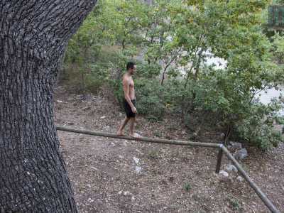 Sulla palizzata ci sono anche Niky e Tiziano che tentano di spostarsi mantenendo il pi� possibile l'equilibrio